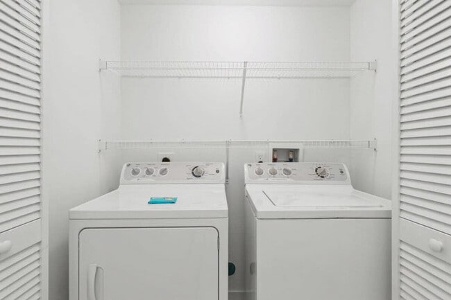 Building Photo - 2602 E Hallandale Beach Blvd