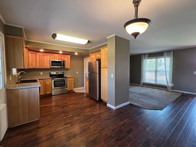 Building Photo - 3 Bedroom 2 Bathroom House With Huge Backy...