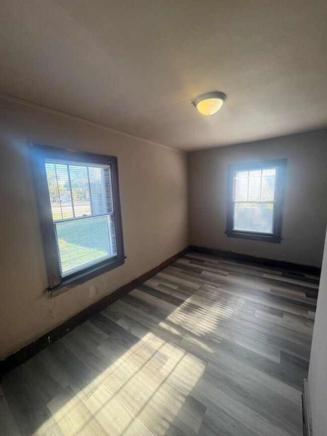 Building Photo - 1208 NE Jefferson Ave