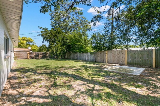 Building Photo - Home For Rent in St Petersburg!