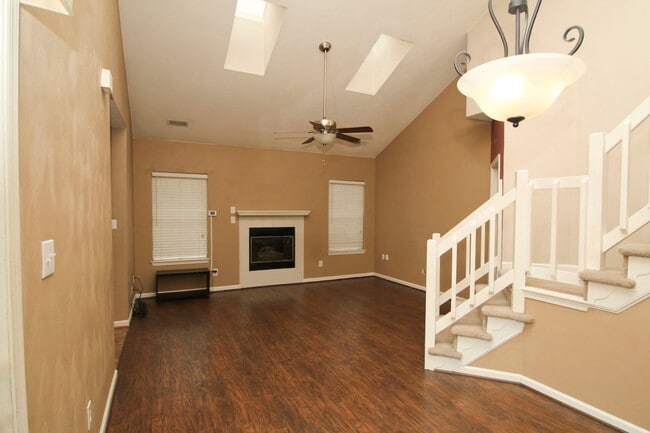 Building Photo - Townhome in sought after Coventry.