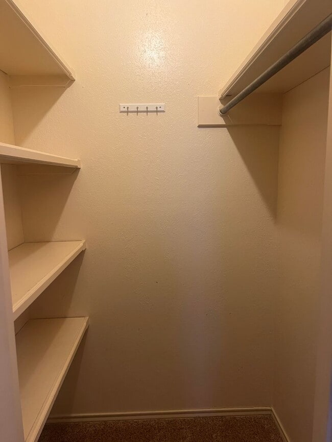 Building Photo - 3 bed 2 bath 2 car garage