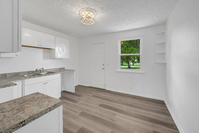 Building Photo - Furnished, remodeled 2BR near Nashville hospitals, all utilities and WiFi included, updated kitch...