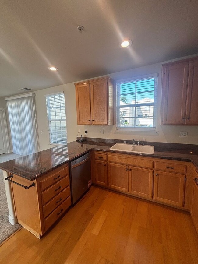 Building Photo - 2 bedroom 2.5 Bathroom Windsor Town Green Condo with carpet and A/C