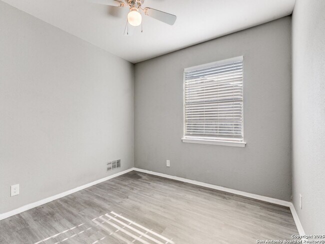 Building Photo - Charming Home Awaits: Spacious & Modern Living in a Prime Location