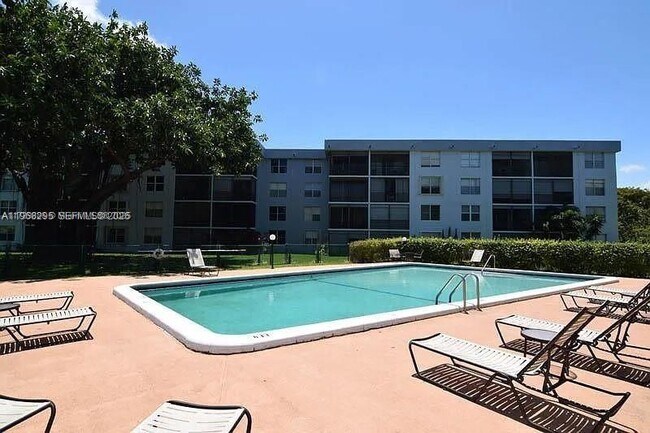 Building Photo - 102 Royal Pk Dr