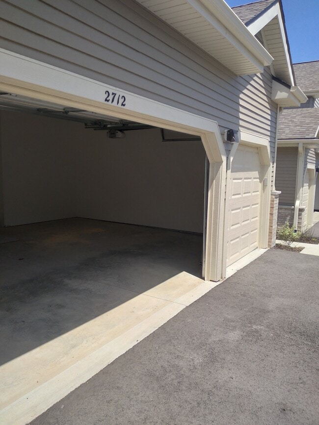 Building Photo - 2701 Pond Dr