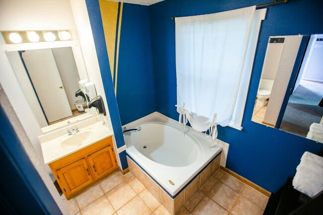 Building Photo - 706 E Stuart St