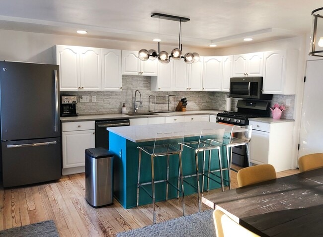 Building Photo - 3 bed 1 bath - beautiful Southside flats home, central air, in unit laundry, udpated