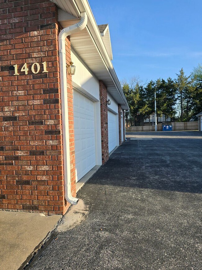 Building Photo - 1401 Frosty Dr