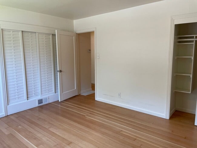 Building Photo - 2 Bedroom / 1 Bathroom Duplex in Old South...