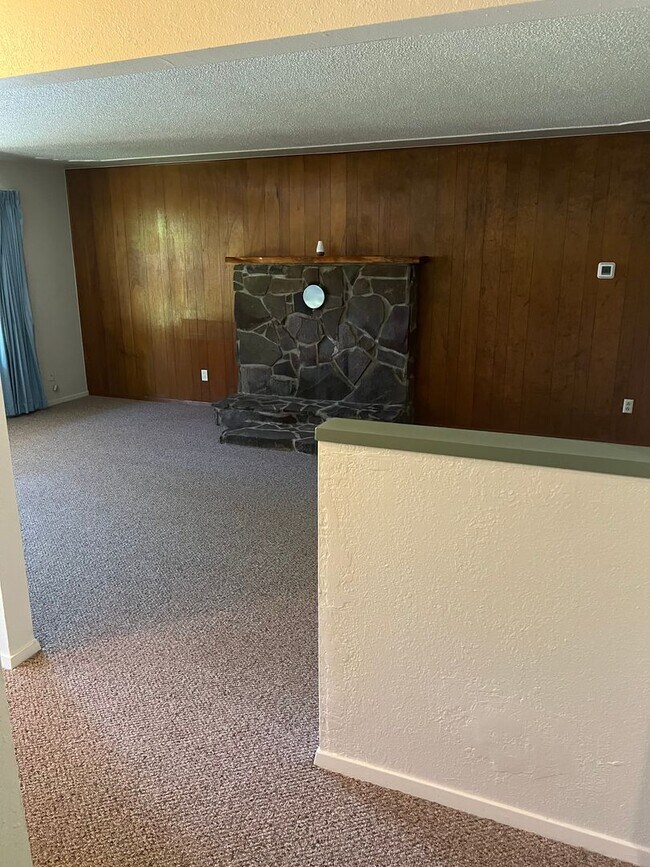 Building Photo - 3BED 1.5BATH - BONUS ROOM, LARGE YARD, WASHER/DRYER HOOKUP, DRIVEWAY PARKING