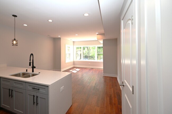 Building Photo - 1630 W Thorndale Ave