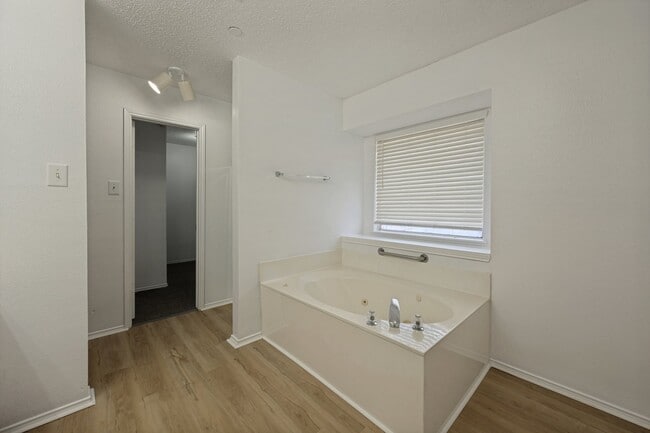Building Photo - 5518 Heathercrest Dr