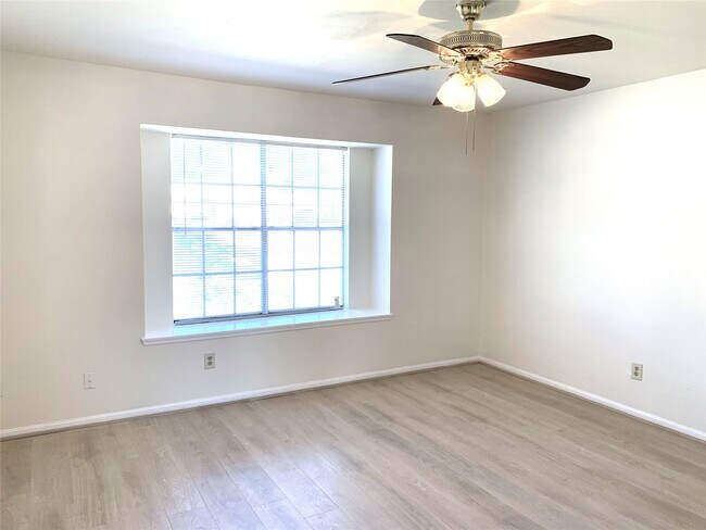 Building Photo - 13611 Elm Ct