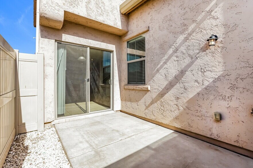 Building Photo - 8423 W Vernon Ave