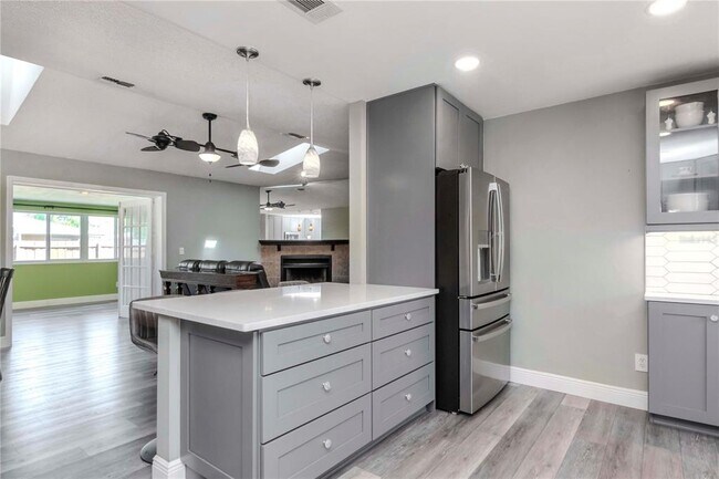 Building Photo - 912 Lakewood Dr