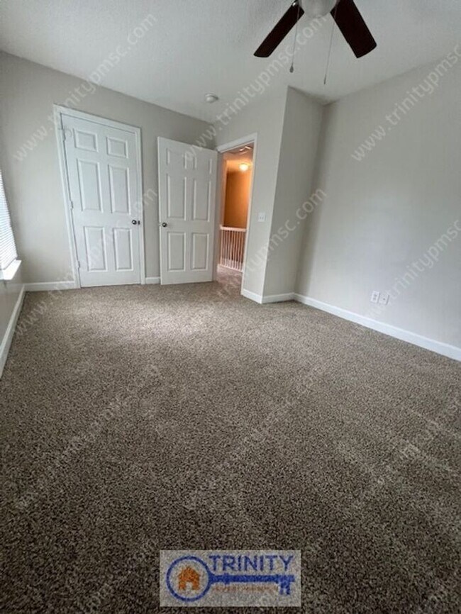 Building Photo - Cute TWO STORY Town Home!