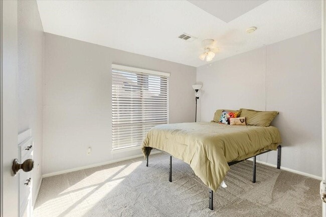 Building Photo - 727 Davis Rd