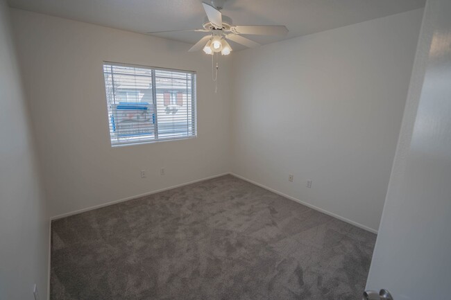 Building Photo - 2 Bedroom Townhome in Santa Clarita!