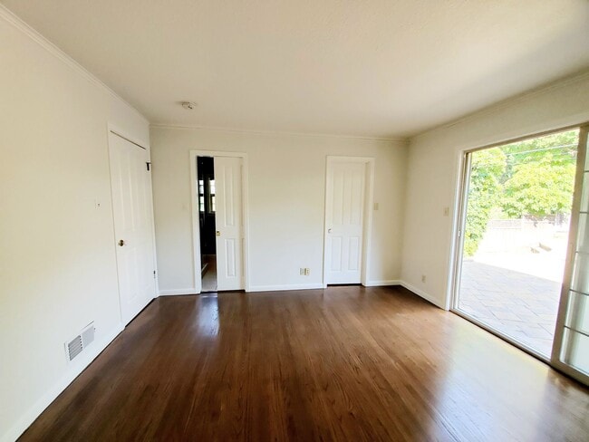 Building Photo - 2745 Summit Dr