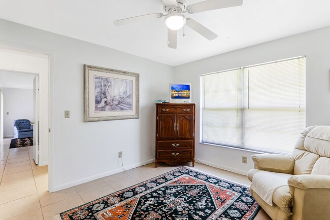 Building Photo - 504 SE 6th Ter