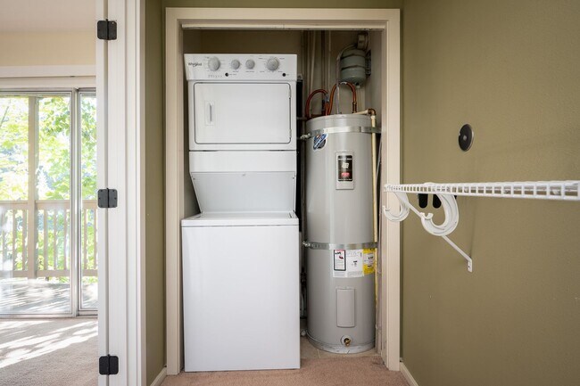 Building Photo - CONDO W/ A VIEW!!! CLOSE TO OHSU,PSU and M...