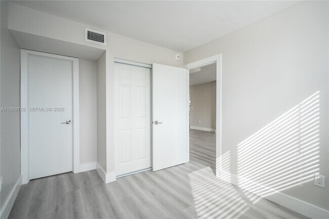 Building Photo - 6960 Rue Vendome