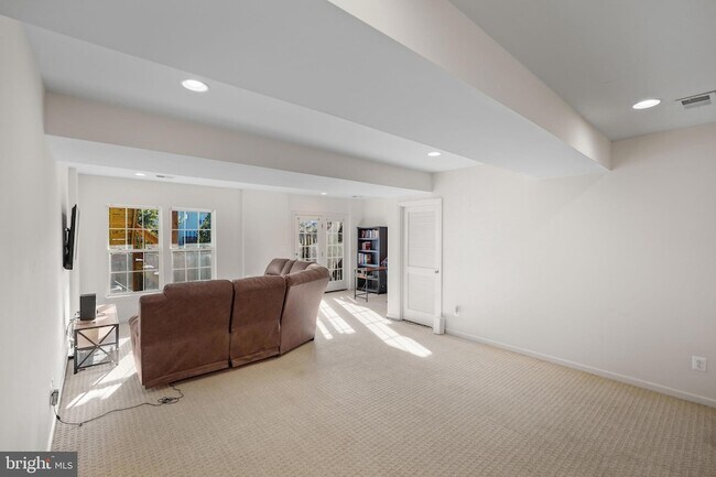 Building Photo - 12 Popes Creek Ln