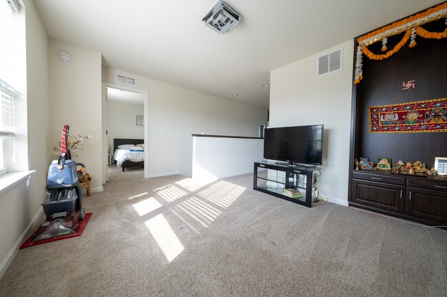 Building Photo - 5595 Queensland Ln N