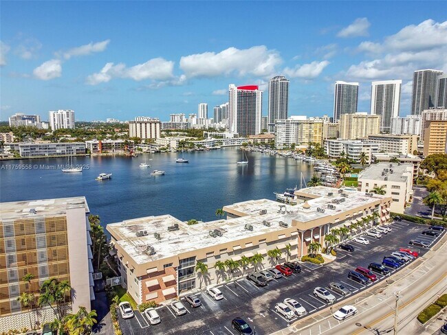 Building Photo - 300 Golden Isles Dr