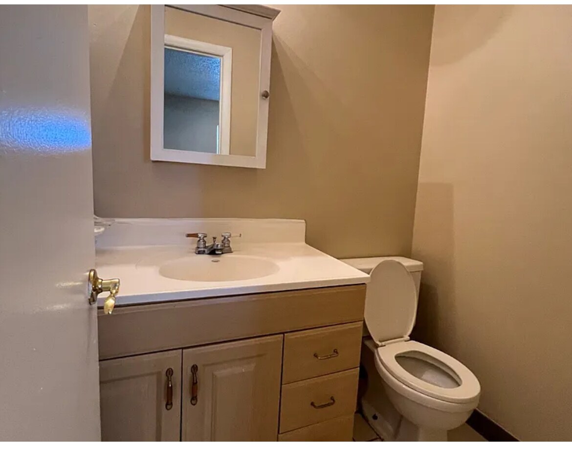 Building Photo - 706 W Alamo Dr