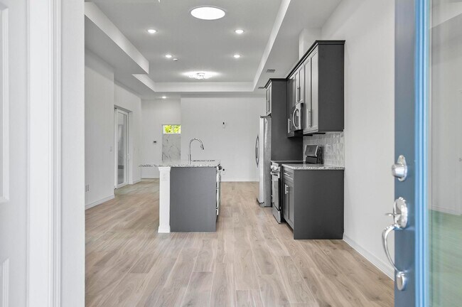 Building Photo - 31 Louvet Ln