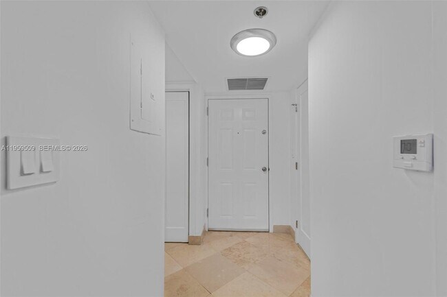 Building Photo - 540 Brickell Key Dr