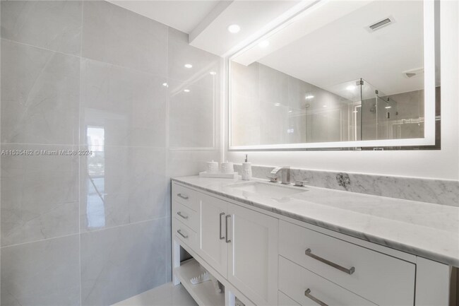 Building Photo - 3701 N Country Club Dr