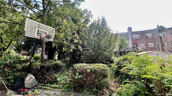 Building Photo - 742 E 93rd St