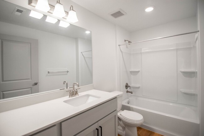 Building Photo - Charming Bedford Condo in Vista View: Incl...