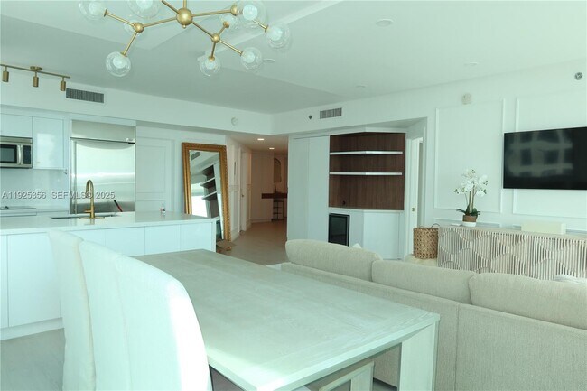 Building Photo - 500 Brickell Ave