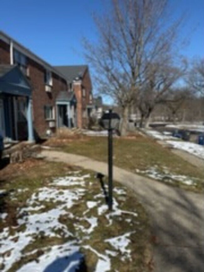 Building Photo - Updated 2-Bedroom Townhouse Near Mott Park