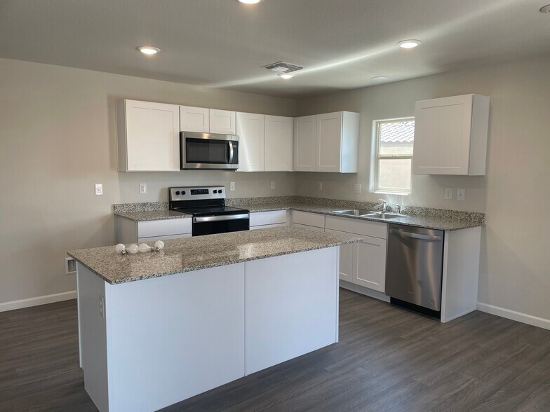 Beautiful kitchen! Refrigerator included (not pictured). 2 years old. - 6509 S Prado Cir