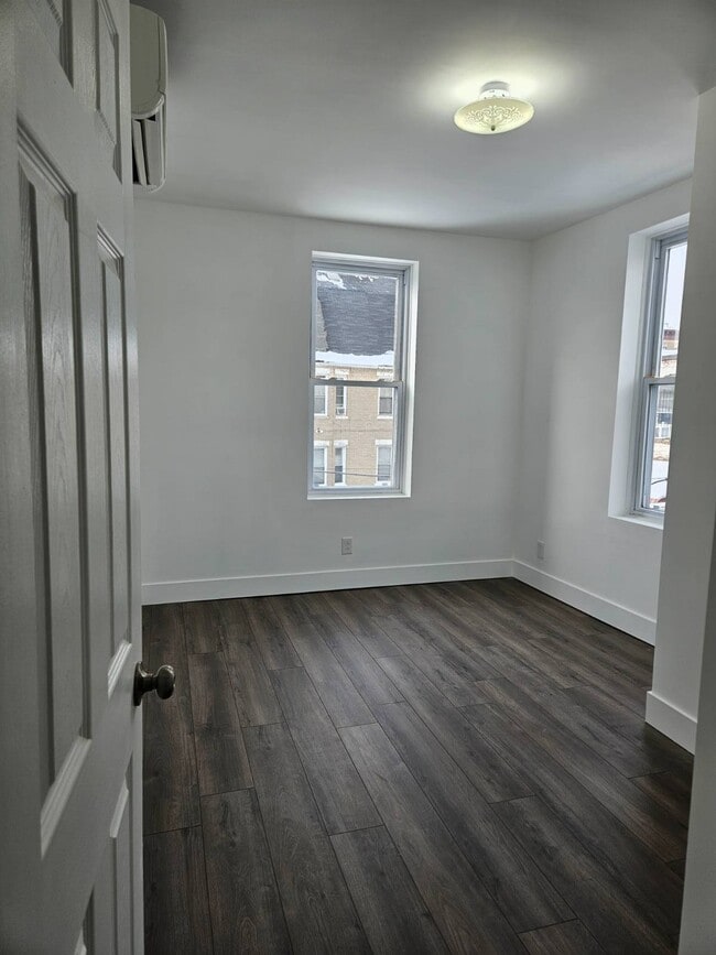 Building Photo - 312 E 26th St