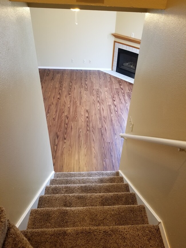 Building Photo - Townhome with a fireplace
