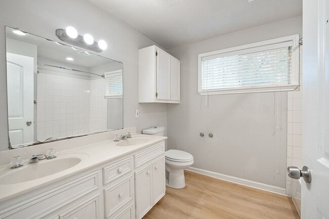 Building Photo - Secluded 3 bedroom, 1 bath house in the co...