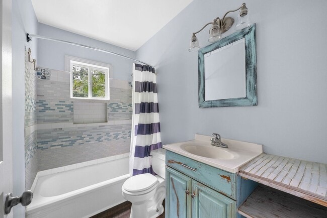 Building Photo - 2 Bedroom Pet Friendly Home For Rent Near ...