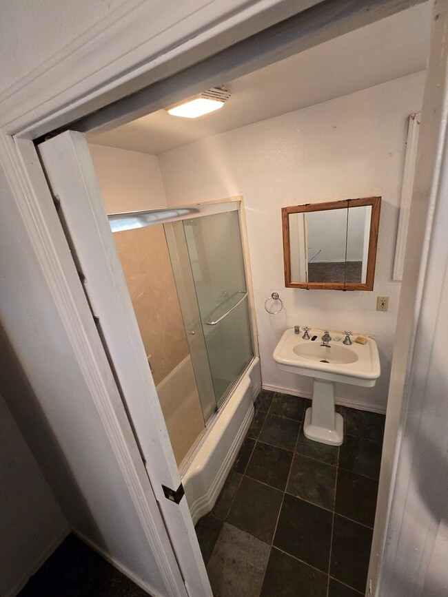 Building Photo - One Bedroom Cottage Available