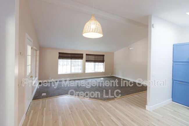 Building Photo - 15550 Rim Dr