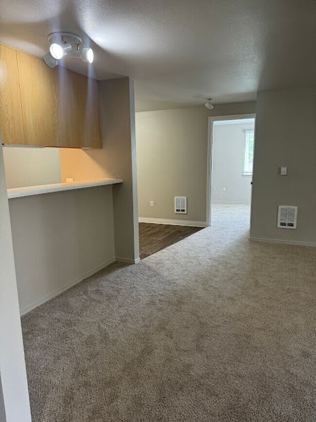 Building Photo - The ideal space to balance life, work and ...