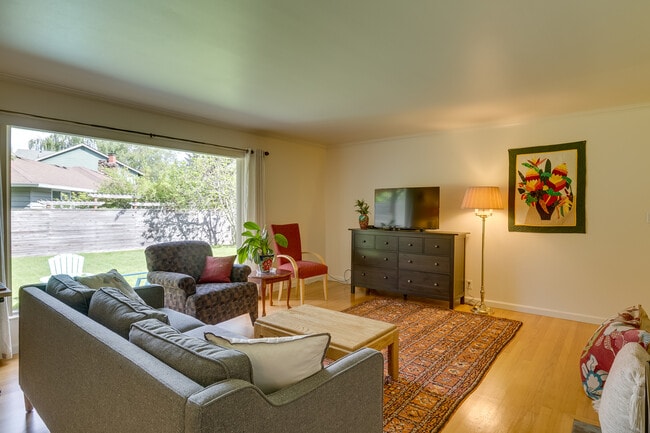 Building Photo - Mercer Island Rambler Available 2/1!