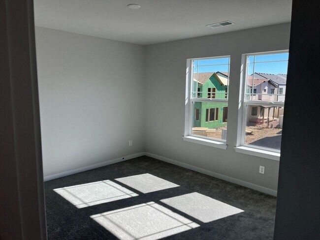 Building Photo - Beautiful Modern 4 Bedroom Home in Superior