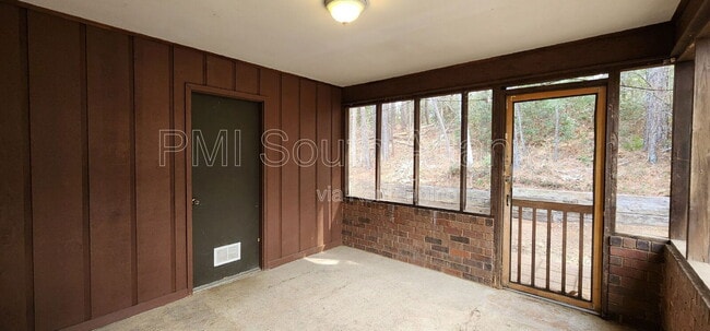 Building Photo - 3441 Southgate Trail SE